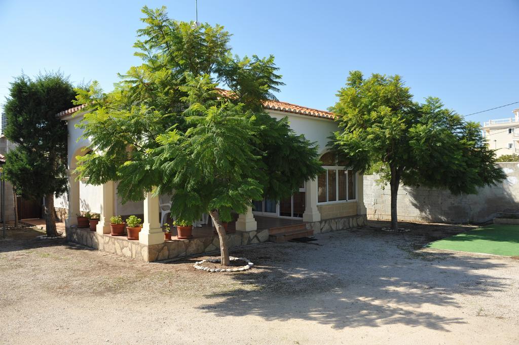 The House Pension Les Deveses Buitenkant foto